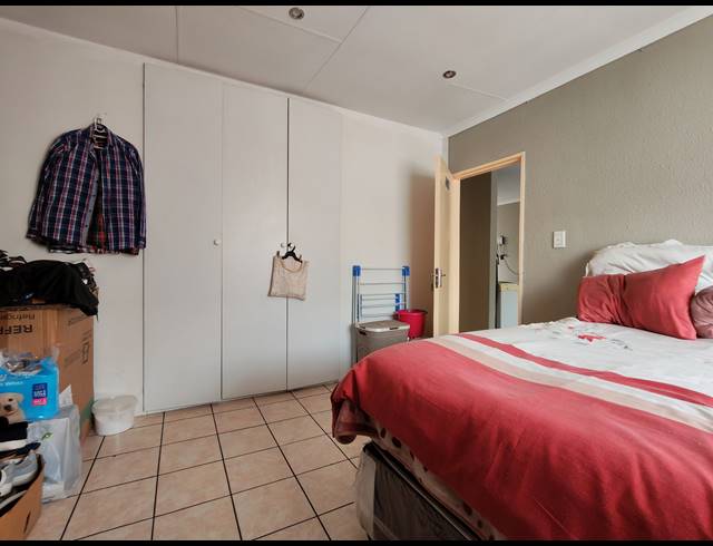 2 BEDROOM FLAT FOR SALE IN KEMPTON PARK CENTRAL